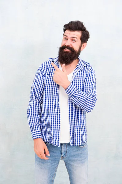 Ide nézz! Férfi szakállas hipster stílusos szakáll. A borbélytippek fenntartják a szakállat. Borbélyműhely modell koncepció. Szakállas és boldog. Szakáll és bajusz gondozás. Hipszter megjelenés. Szakáll divat és borbély koncepció — Stock Fotó