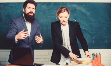 Sınav kurulu. Üniversite stajı. Başarısız test sınavı. Başarısız sınav. Konu hakkında yetersiz bilgi. Liseye giriyor. Seçim komitesi kavramı. Öğretmen ve eğitimci çileden çıkardı sınav sonuçları