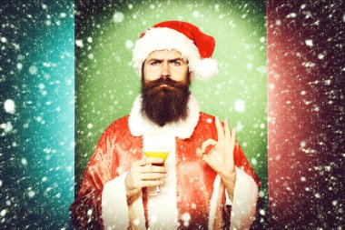 Ciddi sakallı Noel Baba adam.