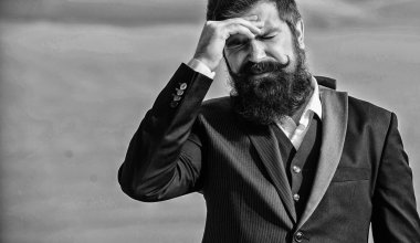 İş başarısızlık. Adam stresli acı yüzü gökyüzü arka plan sakallı. Adam stresli bir gün baş ağrısı muzdarip. Stresli iş. Ağrı ve Migren. Hayal kırıklığı ve hayal kırıklığı. Affedilmez hata