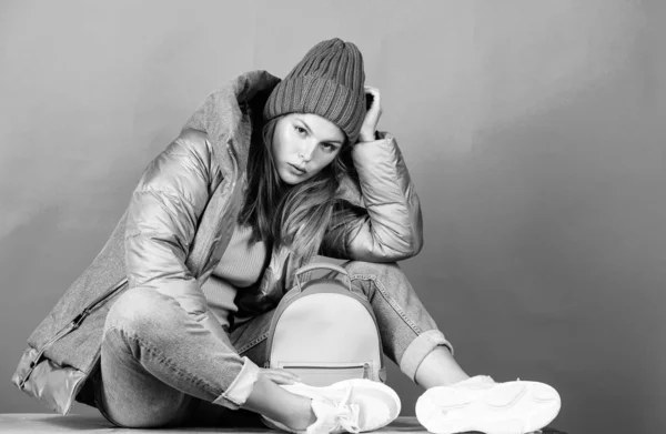 Tristesse hivernale. vêtements d'hiver chauds. faire du shopping. femme en bonnet avec sac à dos. Joyeuses vacances d'hiver. fille en manteau gonflé. fausse fourrure mode. grippe et saison froide. Sac en cuir mode — Photo