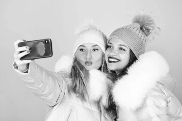 Hora de selfie. Mujeres emocionales con chaquetas. Los amigos salen juntos. Tienda de ropa femenina. Traje femenino moderno de moda. Hermosas chicas maquillaje caras abrazo. Moda femenina. Chicas amigos divertirse — Foto de Stock