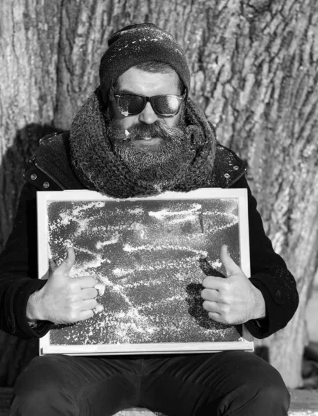 Hombre barbudo de invierno con tabla —  Fotos de Stock