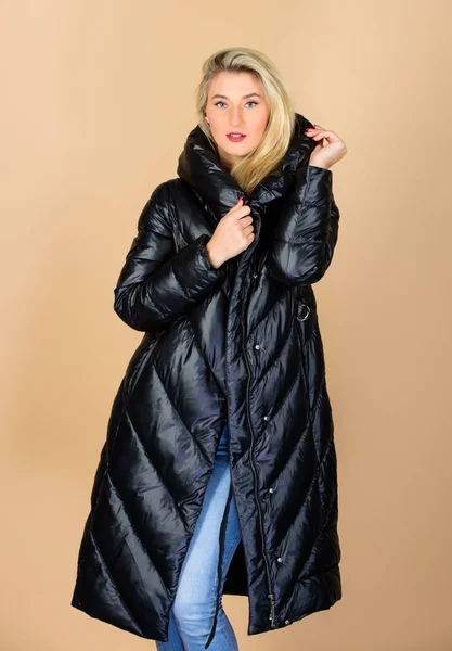 Meleg kabát. Kényelmes alsó kabát. Újra feketében. Megtalálni a megfelelő téli kabát elengedhetetlen élvezetes téli szezonban. Gyönyörű, divatos szőke. Lány élvezze visel fényes kabát motorháztető — Stock Fotó
