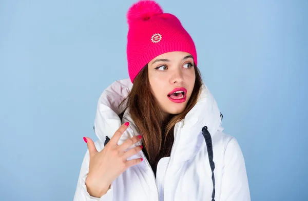 Jaqueta tem isolamento extra e um pouco mais de ajuste para proteger seu corpo do tempo de inverno afiado. A rapariga usa casaco branco. Roupas de inverno elegantes. Nem todo casaco é ideal para todos os climas — Fotografia de Stock