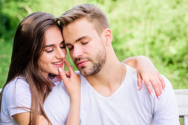 Una pareja amorosa. chica con chico en el parque. Belleza y moda. fin de semana familiar. Una cita romántica. Feliz día de San Valentín. vibraciones de verano. pareja relajarse al aire libre. Sensación de ternura. pareja enamorada. Cuidado de la piel y el cabello — Foto de Stock