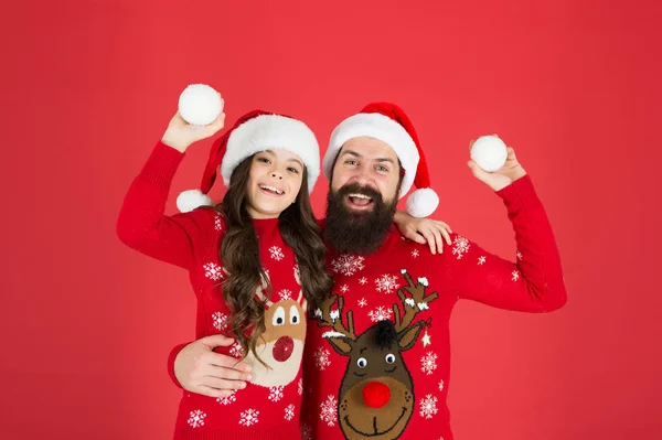 Joyeux Noël à tous. Salutations. Des émotions sincères. Tradition de Noël. Mon père embrasse ma fille. Petit enfant avec papa célébrer Noël. Les valeurs familiales. Une période magique de l'année. Vacances d'hiver — Photo