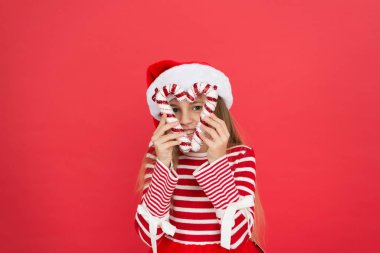Noel dekorasyonu fikirleri. Noel Baba 'nın Noel Baba şapkasında şeker kamışı sarısı var. Dekorasyon dükkanı. Noel dekoru. Kış tatili En sevdiği mevsim. Alışveriş konsepti. Satın al
