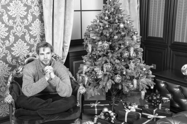 Macho in kerstboom met huidige dozen in woonkamer — Stockfoto