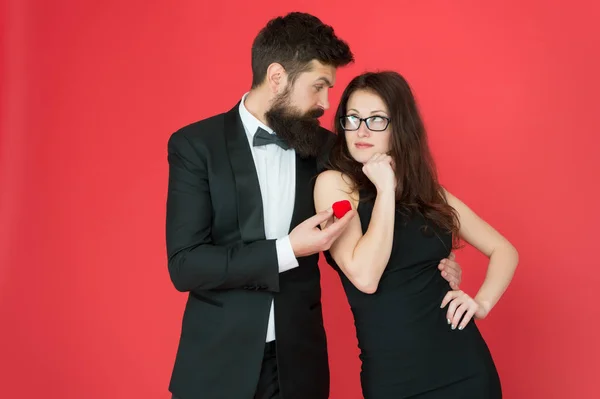 Casa comigo. O solteiro dá anel de noivado à noiva. Casal apaixonado anuncia noivado. Aniversário de noivado. Proposta de casamento e noivado — Fotografia de Stock