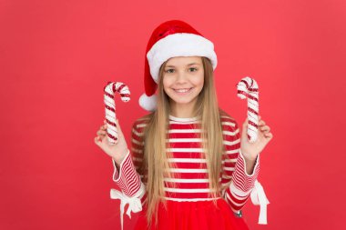 Kış tatili Neşeli bir ruh hali. Noel kutlaması fikirleri. Parlak ve parıltılı. Çocuk Noel Baba kostümlü şapka. Mutlu gülen surat. Güzel detay. Pozitif olma kavramı. Neşeli bebek. Noel partisi