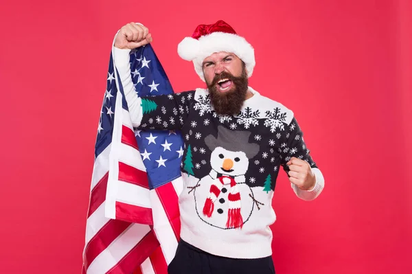 Festeggia fino in fondo. L'uomo americano festeggia le vacanze invernali. Babbo Natale patriottico su sfondo rosa. Festeggia il Natale e il nuovo anno. Auguri per le stagioni. Buona festa. Mantenere la calma e festeggiare — Foto Stock