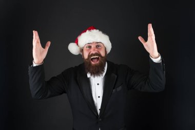 Neşeli bir ruh hali. Noel partisi. Şirket tatil fikirleri. Mutluluk ve neşe. Şirket yılbaşı partisi. Sakallı hippi adam Noel Baba şapkası takıyor. Noel ruhu konsepti. Müdür yeni yılı kutluyor