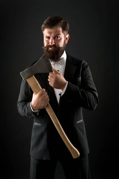 A barba precisa de barbeiro. Barbeiro preparar lâmina de machado para barbear. Homem barbudo segura o machado. Salão de barbeiro. Barbearia. Barbeiro e cabeleireiro — Fotografia de Stock