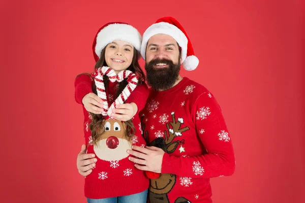 La Navidad es amor. Hijita, muestra amor de corazón a padre. Hombre barbudo y niño pequeño en Navidad. Comparte amor y cuidado. Valores familiares. Feliz familia celebrar el año nuevo y la Navidad. Amor y confianza —  Fotos de Stock