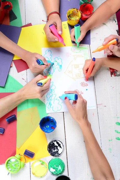 Creatività e concetto di arte. Mani tenere pennarelli colorati e disegnare — Foto Stock
