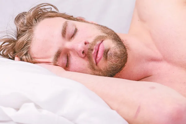Dapatkan jumlah yang cukup dan konsisten tidur setiap malam. Berapa banyak tidur yang kau butuhkan. Pria berjenggot tidur wajah santai di atas bantal. Ahli tips pada tidur lebih baik. Pria tampan berbaring di tempat tidur — Stok Foto