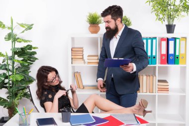 Meslek kadrosu için yedek personel kirala. Geçici çalışanım. İş adamı ve kadın çalışan. Seksi idari çalışan ve işveren. Sevimli kadın çalışan ve sakallı adam. Personel çalıştırılıyor