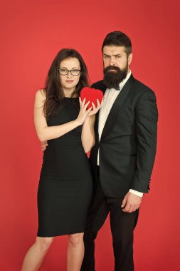kırmızı sevgililer kalbi ile resmi çift. Kalbimi al. İki kalpli bir kalp. seksi kadın ve sakallı olgun adam. aşık çift. resmi çift. Aşk ilişkisi. aşk konusunda uzman. resmi moda uzmanı
