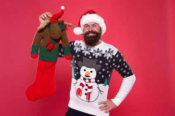 Szórakoztató játékajándék. A szakállas ember ajándékba kapta a karácsonyt. Boldog hipszter kapott ajándékot a Mikulástól. Karácsony és újév. Téli ünnepek. Szezonális üdvözlet. Üdülési kiárusítás. Rendelés ajándékba karácsonyig — Stock Fotó