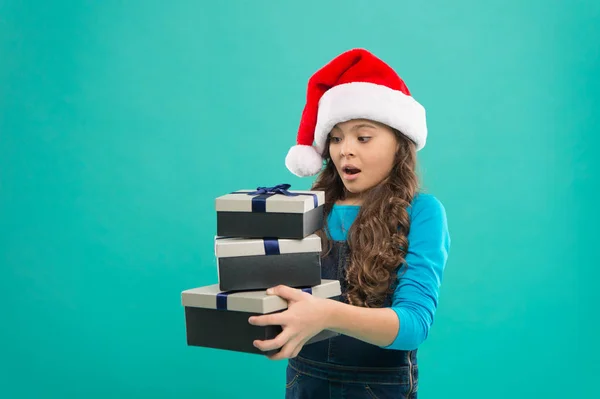 A gyerek meglepetésajándékot kapott. Boldog új évet! Ajándékokat csomagolok. Sok ajándék. Karácsony ünnepelte az egész világon. Egy kislány egy halom ajándékdobozt tart. Nagylelkű ajándék koncepció. Online vásárlás. Téli értékesítés — Stock Fotó