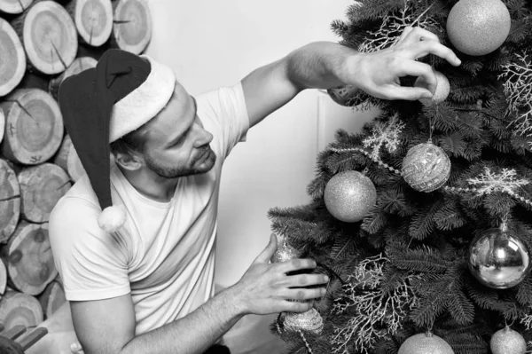 Papai Noel homem em chapéu vermelho decorar árvore de Natal — Fotografia de Stock