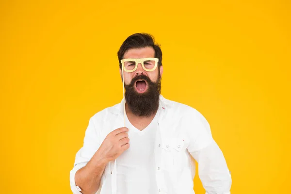 Il dépasse la croyance. comment les nerds s'amusent. concept de salon de coiffure. lunettes de soirée homme barbu. Accessoire de fête. Bonne humeur. prêt pour la fête. Des lunettes intelligentes pour geek. Idées de soirée déguisée de dernière minute — Photo