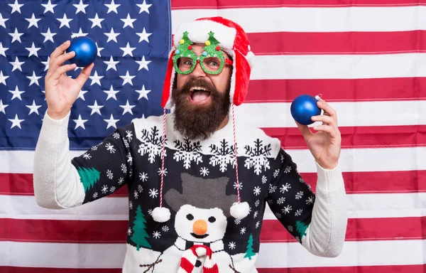 Fira idag. Amerikansk man firar vinterlov. Patriotisk Santa på stjärnor och ränder bakgrund. Fira jul och nyår på amerikanskt vis. Säsongshälsningar. Håll dig lugn och fira — Stockfoto