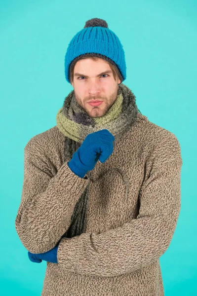 겨울 시즌 판매. 힙합 가수가 겨울 모자 스카프와 장갑을 뜨개질 했어. 잘 생겼네. 수염없는 잘생긴 남자는 파란 배경에 겨울 액세서리를 달고 다니지. 쇼핑 컨셉. 감정적 표현 — 스톡 사진