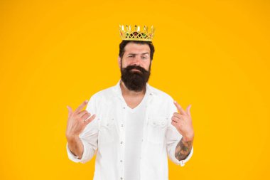 Ben sakinim. Vahşi ve yakışıklı prens sarı arka planı. Bencil bencil adam. Narsist biri. Üstünlük kompleksi. Sakallı adam beyaz giyer. Kendini sev. hippi kral kostüm partisi