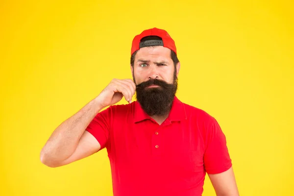 Consigli di bellezza maschile. serio maturo hipster sfondo giallo. uomo barbuto camicia rossa e cappello. Stile di vita hipster. Salone da barbiere e cura dei peli sul viso. essere trendy e brutale. Barba e baffi toelettatura — Foto Stock