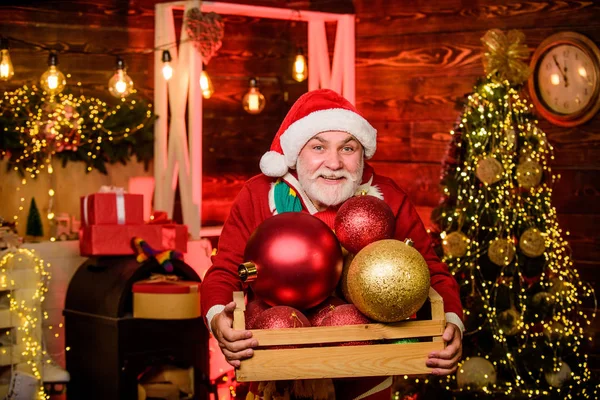 Laten we decoreren. Kerstcadeaus. Tijd voor cadeautjes. Nieuwjaarsweekend. Fanatieke vakantie. Gelukkige kerstman met baard. Volwassen baardelf. Man decoratieve bal. Winter winkelen. kerstboom decoratie — Stockfoto