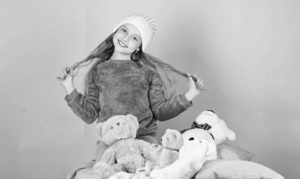 小女孩顽皮地拿着泰迪熊毛绒玩具。泰迪熊改善心理健康。填充动物的独特附件。孩子小女孩玩与软玩具泰迪熊粉红色的背景 — 图库照片