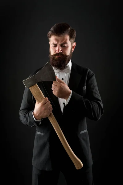 Traga mais estilo para o rosto barbudo. O homem barbudo fica com o machado. Hipster barbudo em estilo smoking clássico. Noivo sem barba com rosto barbudo. Salão de barbear. Barbearia — Fotografia de Stock