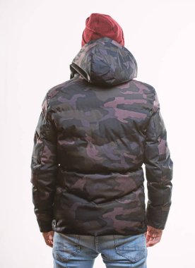 Rahat kış kıyafeti. Kış şık erkek giyim. Adam beyaz arka plan üzerinde izole kukuleta ile sıcak kamuflaj desen ceket parka hazır. Hipster kış moda. Adam şapka ve siyah kış ceket giymek