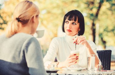 Kızlar kahve sohbeti içer. Konuşma kadın kafe teras. Dostluk dostça ilişkiler. Söylentileri tartışıyor. Güvenilir iletişim. Dostluk kız kardeşler. Arkadaşlık toplantısı. En yakın kişiler