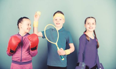 Arkadaşlar spor eğitimi için hazır. Çocuk tamamen farklı bir spor excel olabilir. Sportif kardeşler. Boks spor ekipmanları ve erkek tenisçi ile kız çocuklar. Çocukların keyif aldıkları sporları bulmalarına yardımcı olmanın yolları