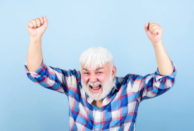 Hayattaki hedefler. Başarılı adam başarıyı kutluyor. Başarılı hipster, şanslı adam. Büyükbaba mutlu, neşeli, neşeli. Tatmin oldum, başardım. Olumlu duygular. Sonunda emeklilik. Başarılı emeklilik memuru