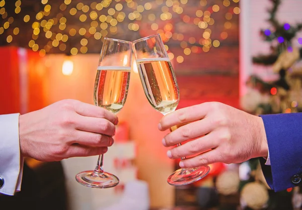 Manliga händer formell kostym håll champagneglas. Cheers koncept. Corporate nyårsfest. Fest med champagne. Kan fira. Framgångsrikt år. Drick champagne på fest. Kollegor fira nyår — Stockfoto