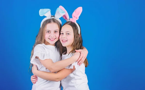 Mutlu çocukluk. Dostluk kavramı. Paskalya vibes. Mutlu paskalyalar. Tatil Tavşan kızlar uzun tavşan kulaklı sarıl. Çocuk Paskalya bunny kostüm. Oynak kızlar kız Paskalya kutlamak. Bahar tatil — Stok fotoğraf