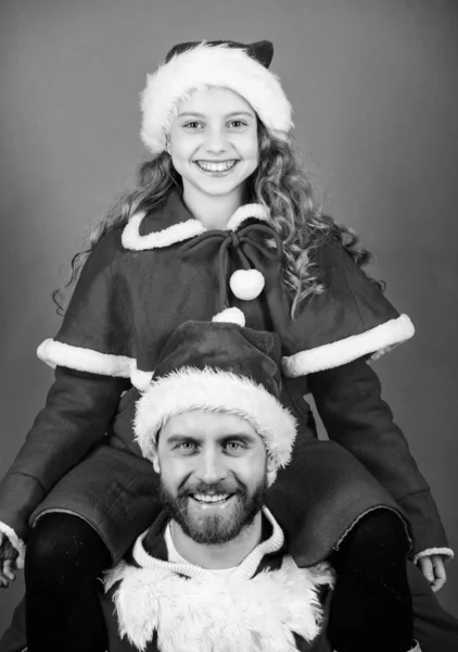 Niña linda niña y padre barbudo usan traje de santa. Cómo ser guía de los padres de Santa Claus. Mi padre es Santa Claus. La creencia en santa constituye la parte más mágica de la infancia. Fiesta de Navidad — Foto de Stock