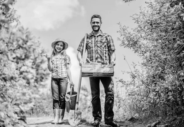 Padre e figlia con pala e annaffiatoio in giardino. E 'tempo di piantare preparare letti e la cura per il prato. Scegli appartamenti piante preferite. Il giardino funziona. Giardino primaverile. Lista di controllo giardinaggio primaverile — Foto Stock