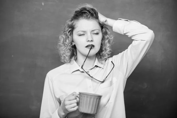 Idea e inspiración. energía y vigor. carga de energía. Buenos días. chica refrescante con la bebida. Mujer cansada y soñolienta con taza de café en la pizarra. maestro de escuela necesita un descanso para tomar café. Perdido en pensamientos — Foto de Stock