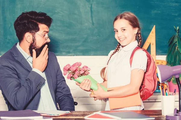 Kunskapsdagen är den 1 september. lärardagen. Daugghter och far med blommor. liten skola flicka unge med blombukett. blomma present till bästa lärare. Tillbaka till skolan. Glad lärardag — Stockfoto