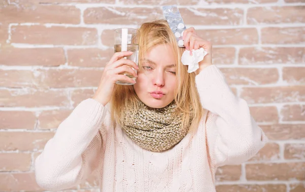 Sufriendo de dolor. Mujer enferma que trata los síntomas causados por el resfriado o la gripe. Linda chica enferma tomando píldoras contra el frío. Mujer malsana sosteniendo pastillas y vaso de agua. Medicamentos y aumento de la ingesta de líquidos —  Fotos de Stock