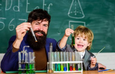 Baba ve oğul okulda. Okula dönelim. Laboratuvarda bilimsel araştırmalar yapan bir araştırmacı. Laboratuvar test tüpleri ve renkli sıvılarla dolu mataralar. Öğretmen ve küçük çocuk. Dinliyorum, cevaplıyorum.