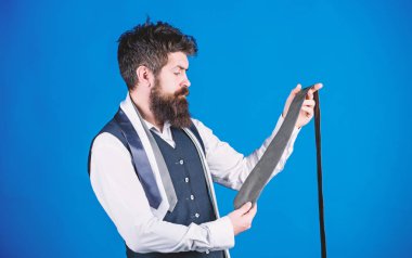 Kravat sadece erkek giyim kıyafetleri için bir bilet. Sakallı adam boyun kravatını seçiyor. Acımasız hipster renkli kravat koleksiyonu tutan. Kendinize benzersiz bir kravat ve erkek aksesuarları bulun