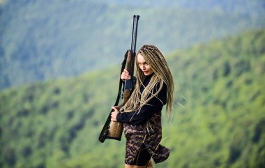 Hedeflerin başarısı. Silahlı kadın suikastçı. Adalet için savaş. Askeri moda. Savaş zamanı. Kadın asker. Ordu keskin nişancısı. Silah dükkanı konsepti. Silah ruhsatı kafa avcısı kamuflajı. cinsiyet eşitliği