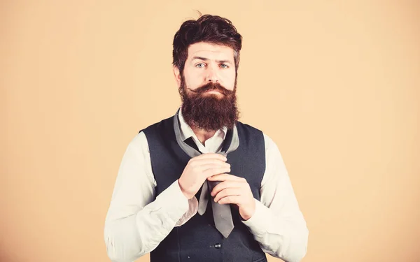 How to tie necktie. Start with your collar up and the tie around your neck. How to tie simple knot. Art of manliness. Man bearded hipster try to make knot. Different ways of tying necktie knots — Stock Photo, Image