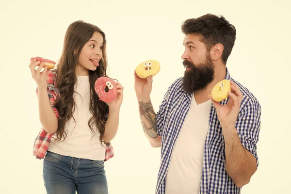 Gelukkige familie. Laat me je helpen. klein kind houdt van haar vader. vader en dochter eten donut. samen plezier hebben. Fathers Day. Childrens dag. familie obligaties. Gelukkig klein meisje met vader. Donut Cooking — Stockfoto